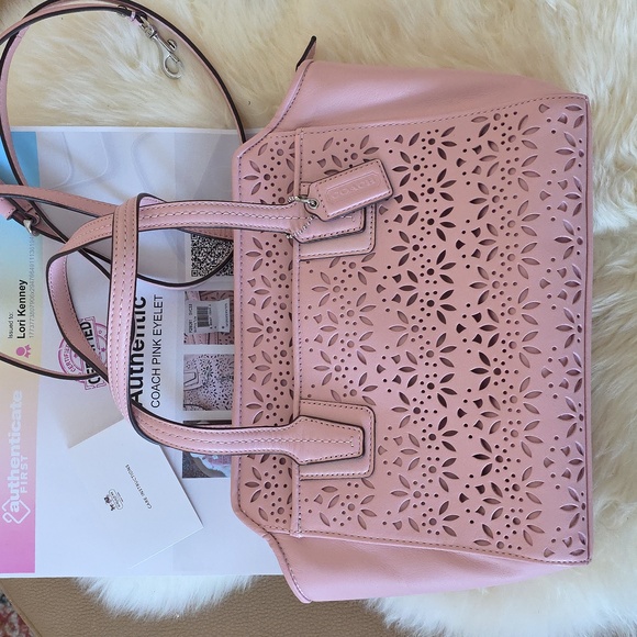 Adorable NWT Coach Taylor Bette Pink Leather Eyelet Tote 🩷🎁🩶 - Picture 15 of 16